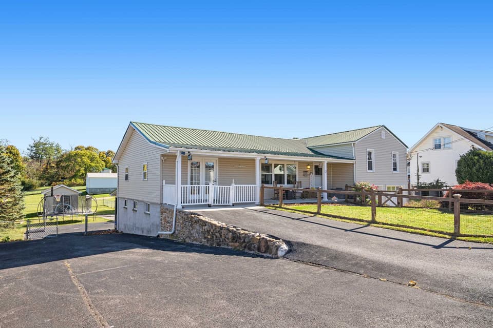 3 Alleghany Street SE, photo 2 of 40