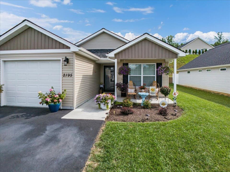 2195 Glade Drive SE, photo 9 of 38