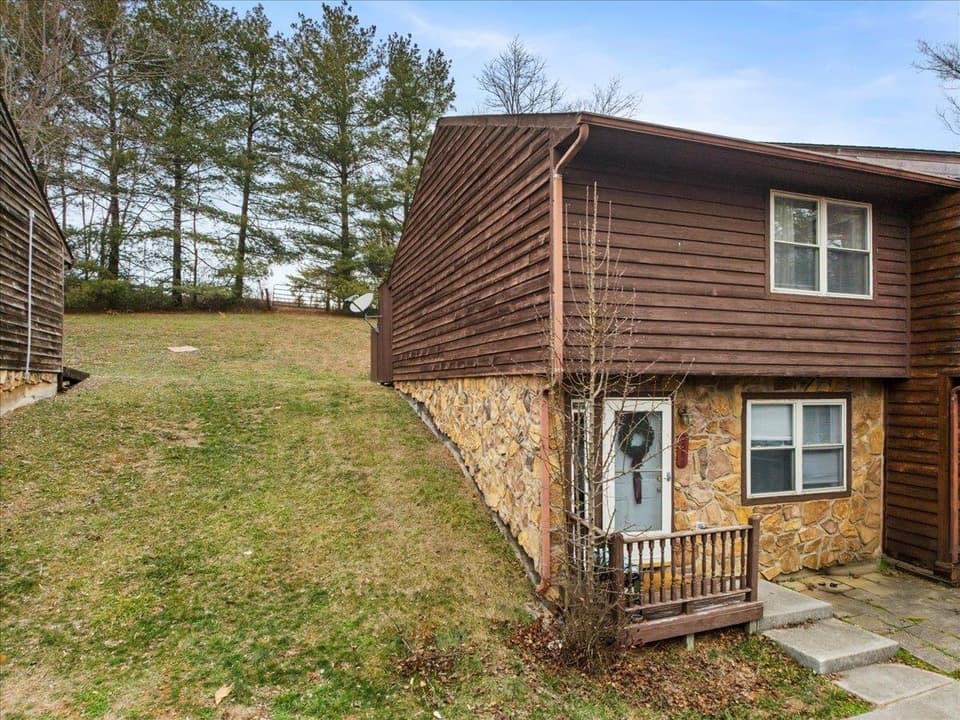 2590 Townhouse Street, photo 4 of 39