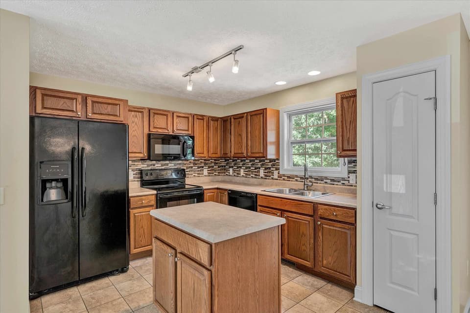 335 Robin Hood Drive, photo 11 of 40
