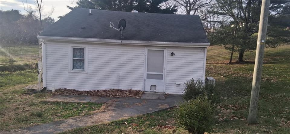 950 Clark Street, photo 2 of 20