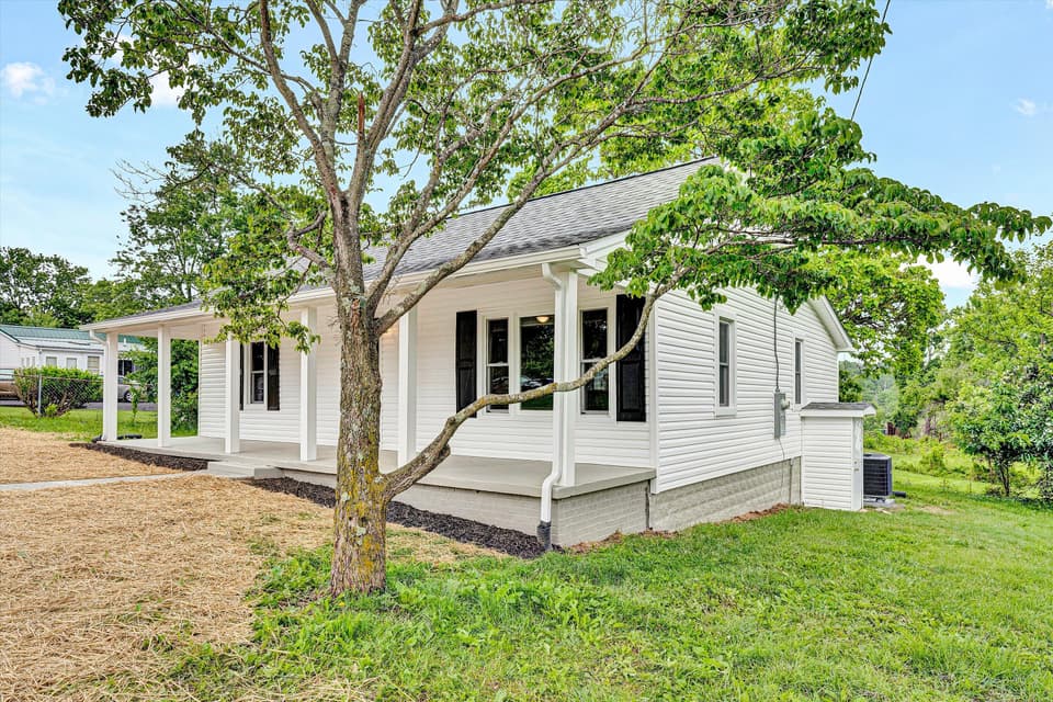 955 Church St NE, photo 2 of 33