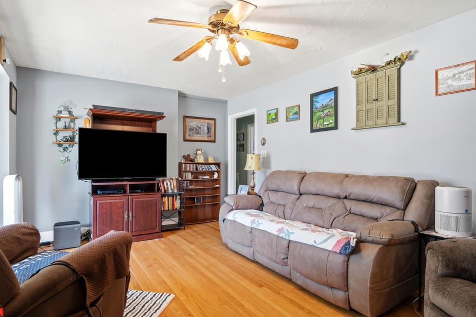 106 Roseland Drive, photo 4 of 39