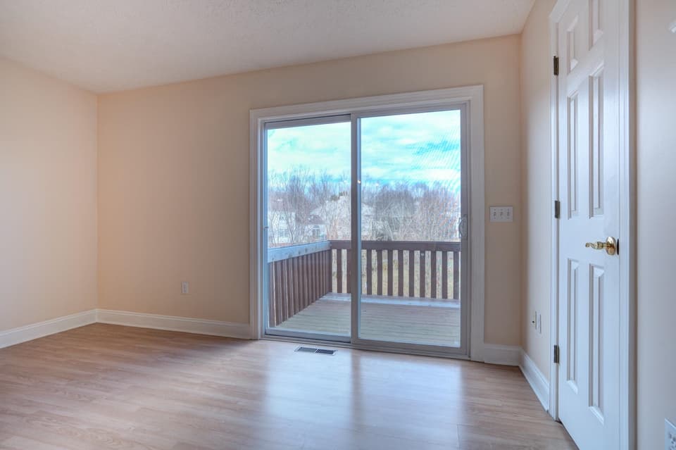 825 Oaktree Boulevard, photo 16 of 32