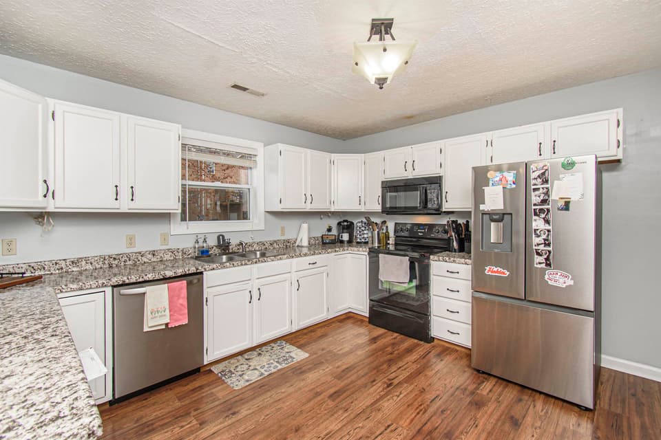 595 Tarrytown Road, photo 14 of 33