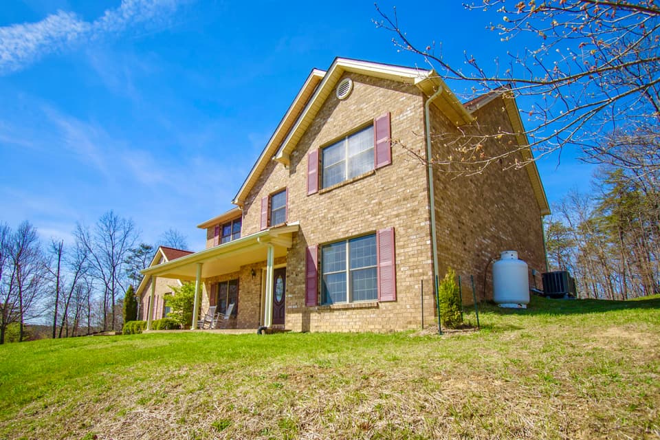 1130 Cassatt Ln, photo 4 of 39