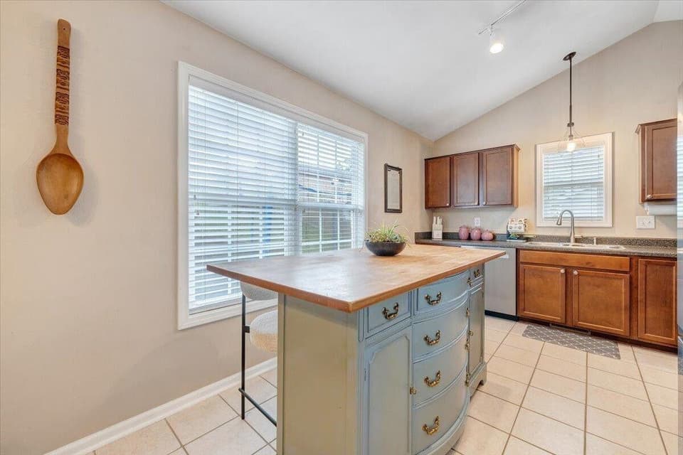 590 Keystone Drive, photo 9 of 37