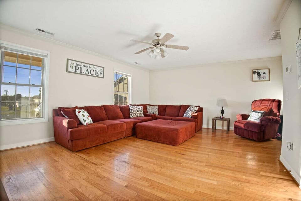 422 Miller St SE, photo 3 of 16