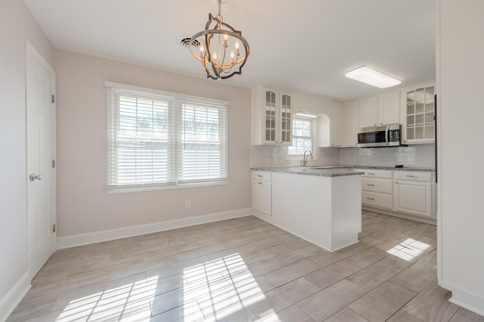 230 Montgomery Street NE, photo 13 of 40
