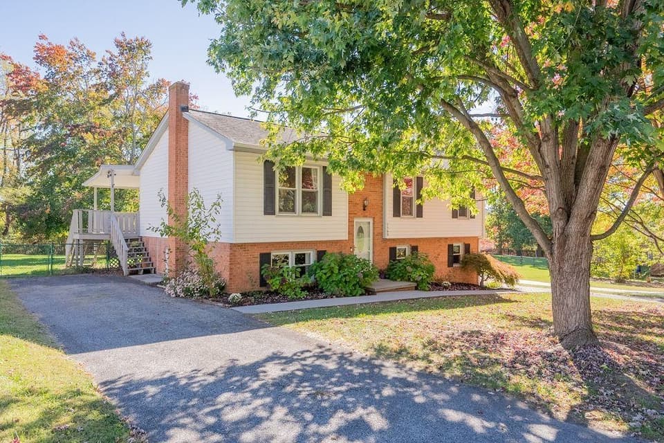 1145 Spruce Street, photo 2 of 34