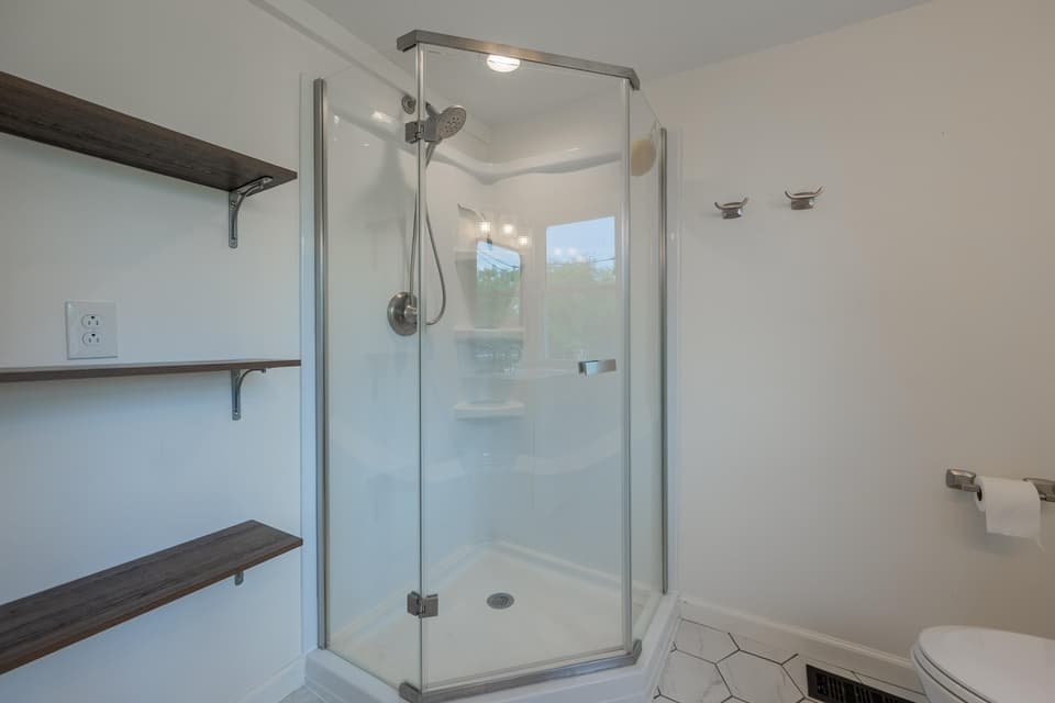 220 Clearview Drive, photo 9 of 34