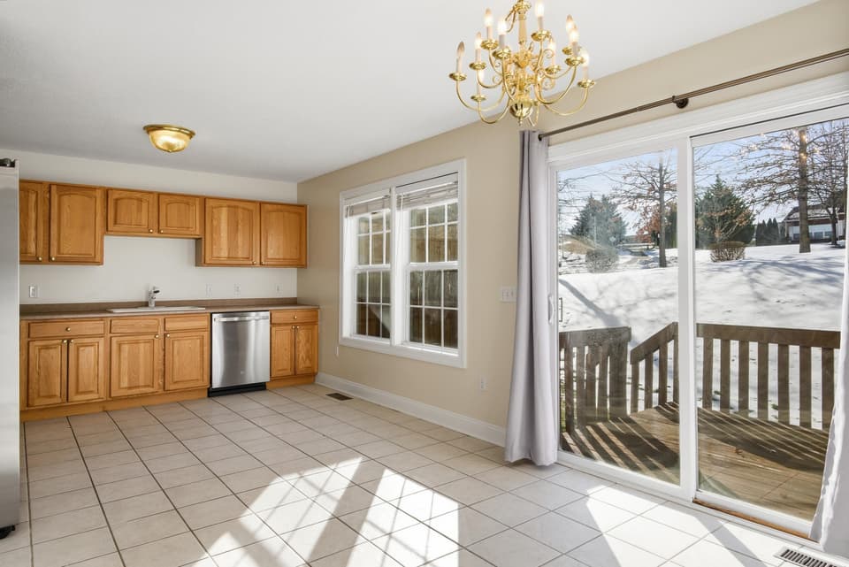 380 Oaktree Boulevard, photo 13 of 40