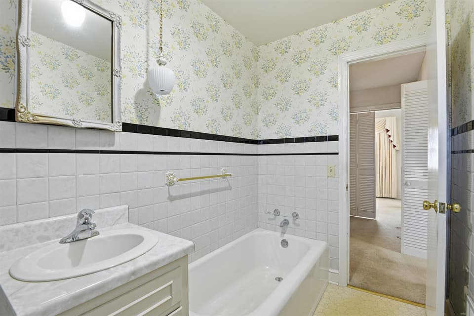 604 E Main Street, photo 26 of 40