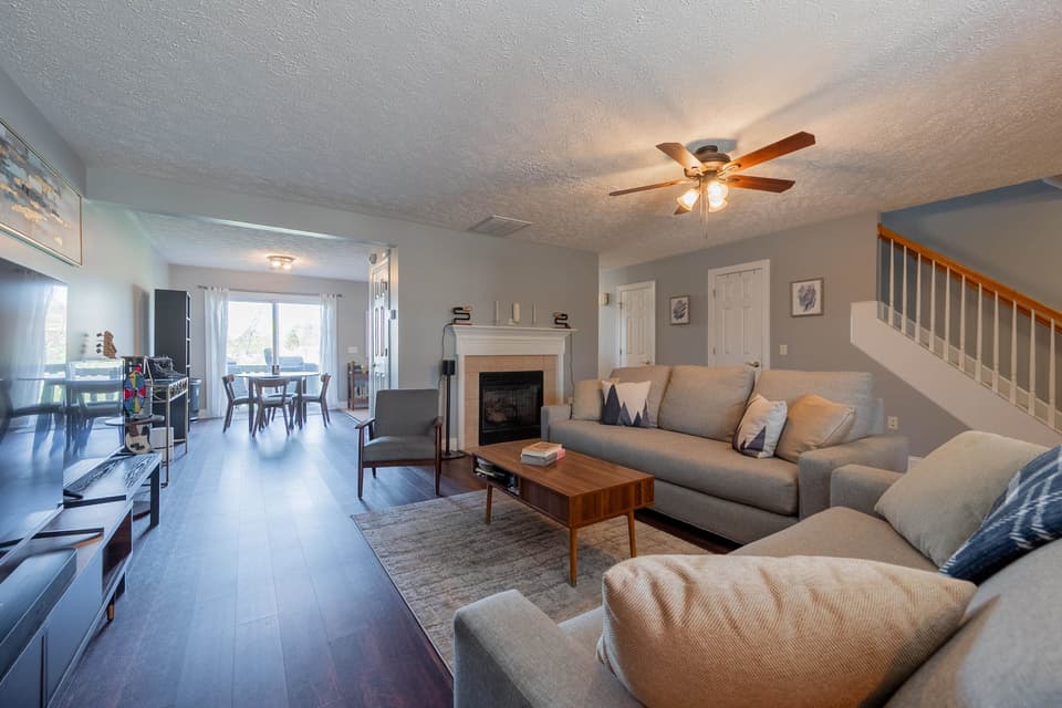 325 Oaktree Boulevard, photo 8 of 35