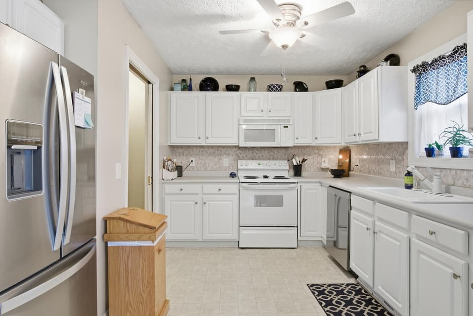585 Silver Leaf Drive, photo 15 of 39