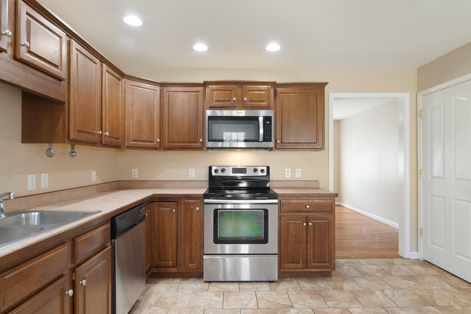 835 College Street, photo 11 of 33