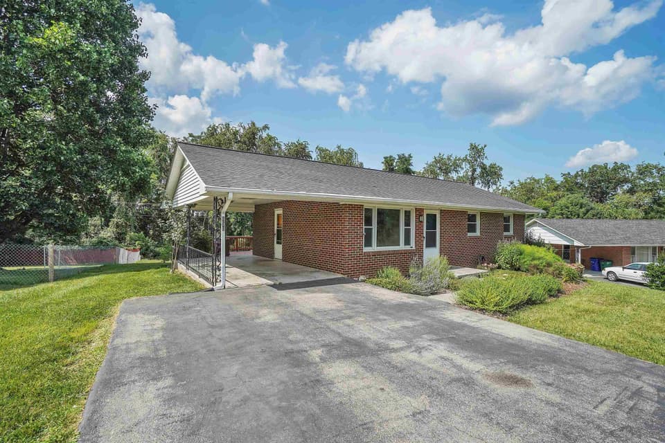 650 Betty Drive, photo 3 of 40