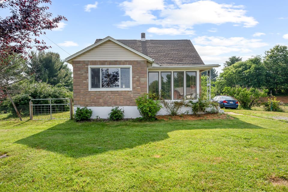 285 Dunlap Drive NE, photo 2 of 34