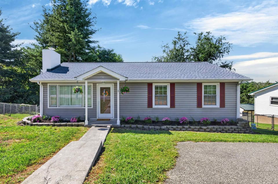 130 Pepper Street NE, photo 3 of 40
