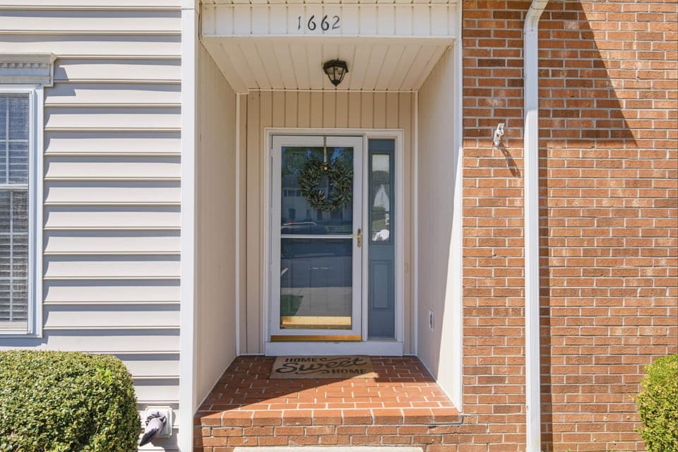 1662 York Drive, photo 3 of 40