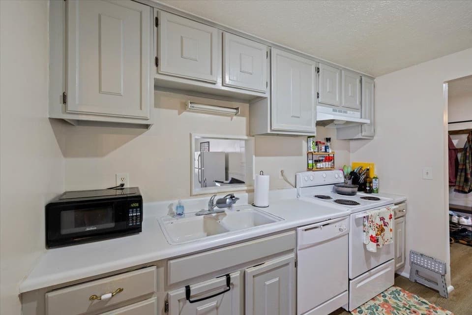 625 Curtis Drive, photo 9 of 32