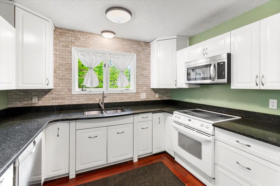 300 Tomahawk Drive, photo 14 of 40
