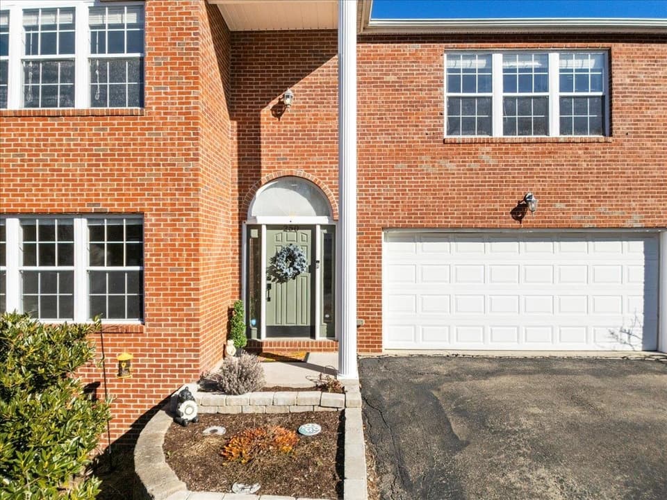 250 Barkwood Street, photo 5 of 40