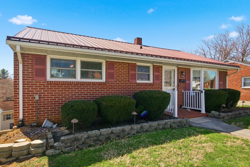 205 Roundhill Drive, Christiansburg, photo 3