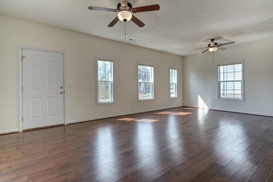 160 Roudabush Drive, photo 10 of 34