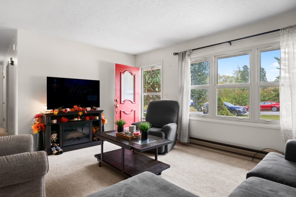 326 Rolling Hills Drive, photo 7 of 40