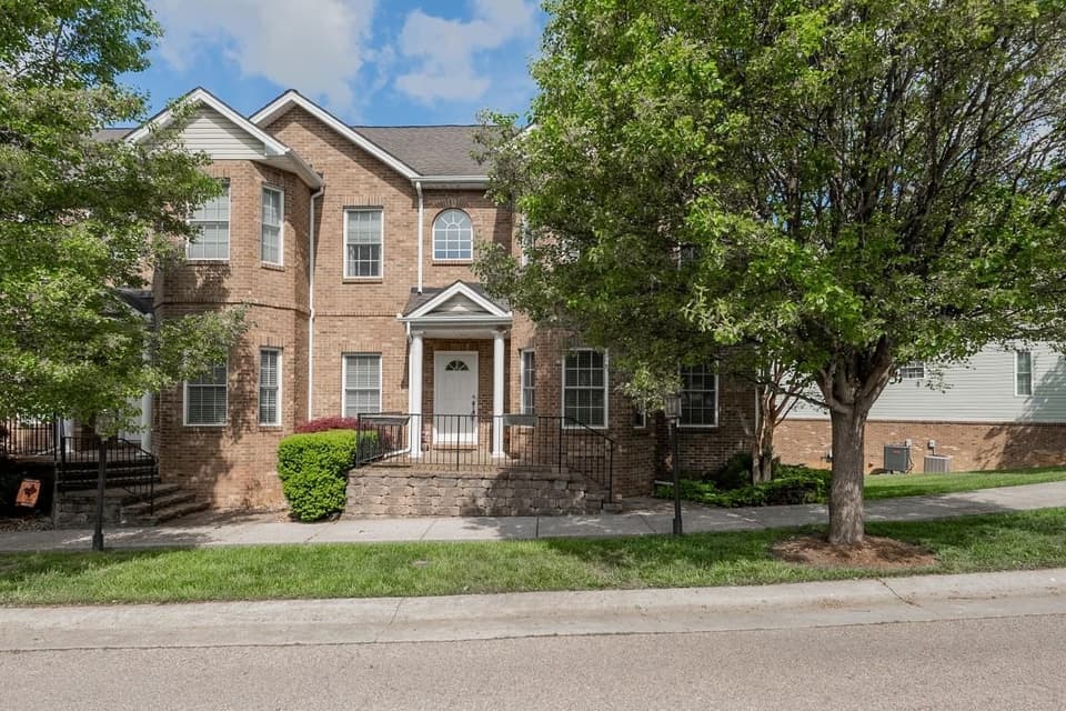 90 Phoenix Boulevard, photo 2 of 40