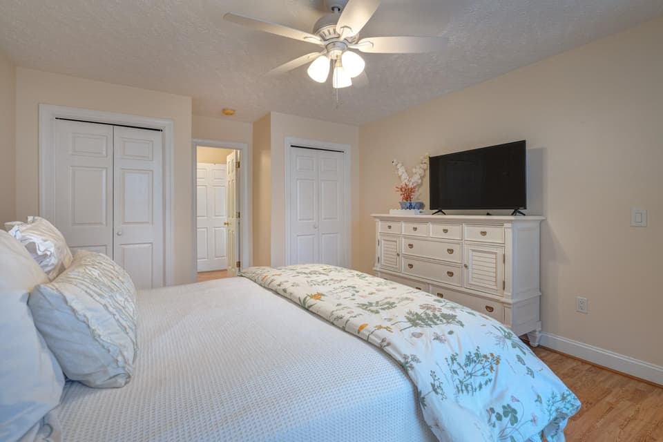 250 Silver Leaf Drive, photo 9 of 40