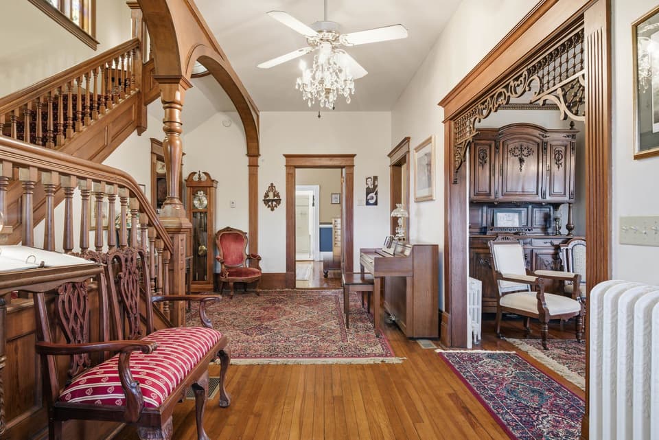 311 E Main Street, photo 5 of 40