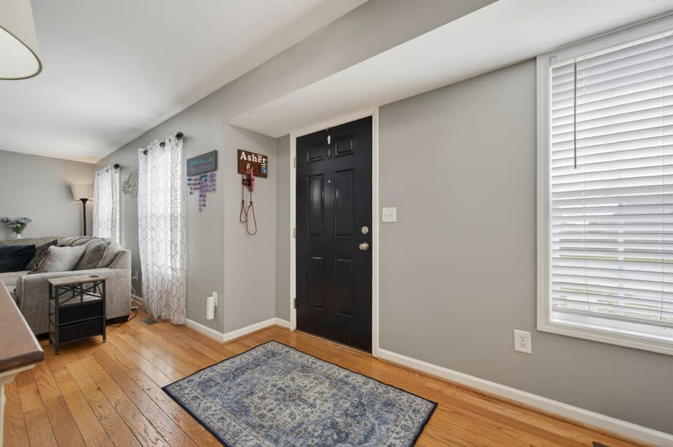 1555 Diana Drive, photo 4 of 40