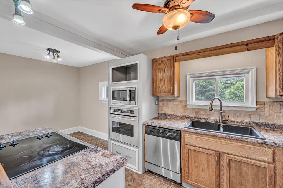 215 S Hill Dr, photo 13 of 37