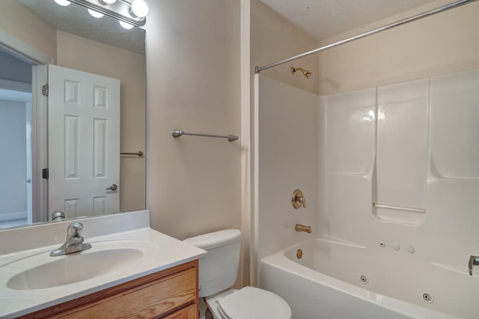 815 Oaktree Boulevard, photo 26 of 30
