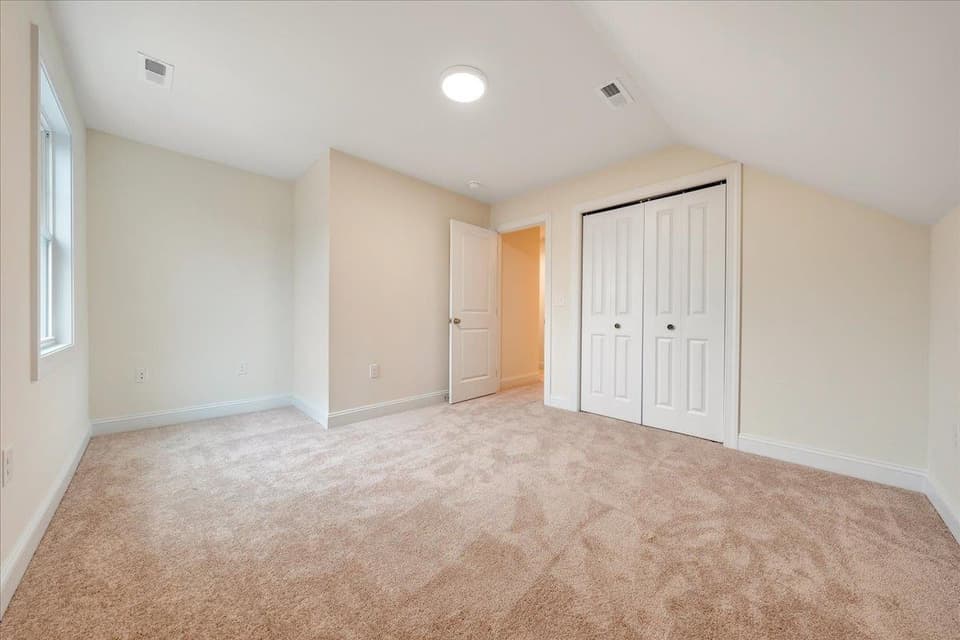 950 Holland Loop, photo 14 of 40