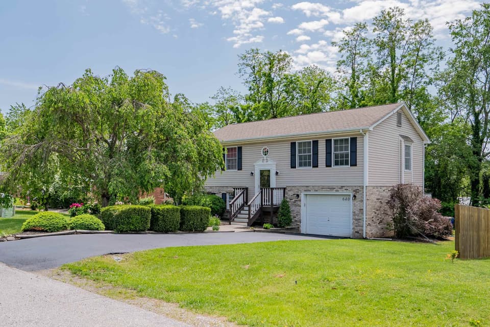 640 Warren Court, photo 2 of 40