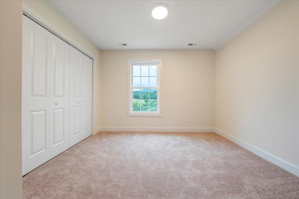 940 Holland Loop, photo 16 of 40