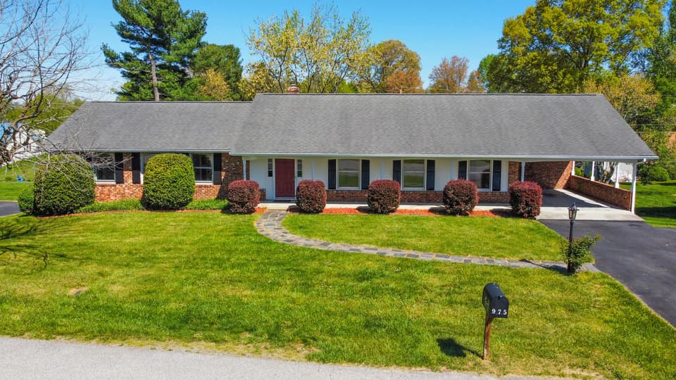 975 Carson Dr, photo 2 of 37