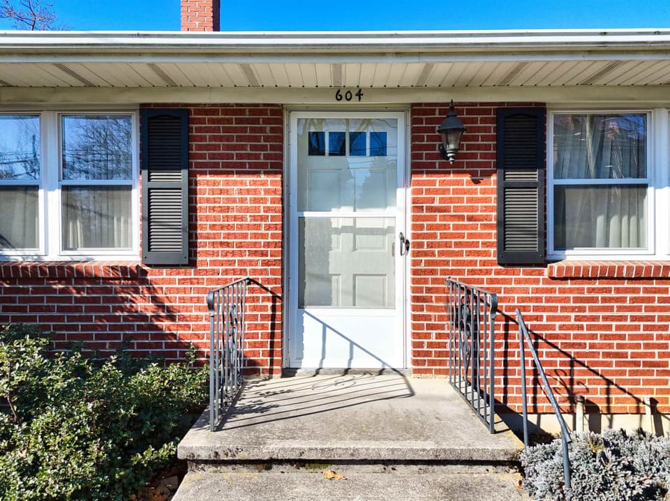 604 E Main Street, photo 6 of 40