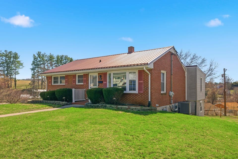 205 Roundhill Drive, Christiansburg, photo 2