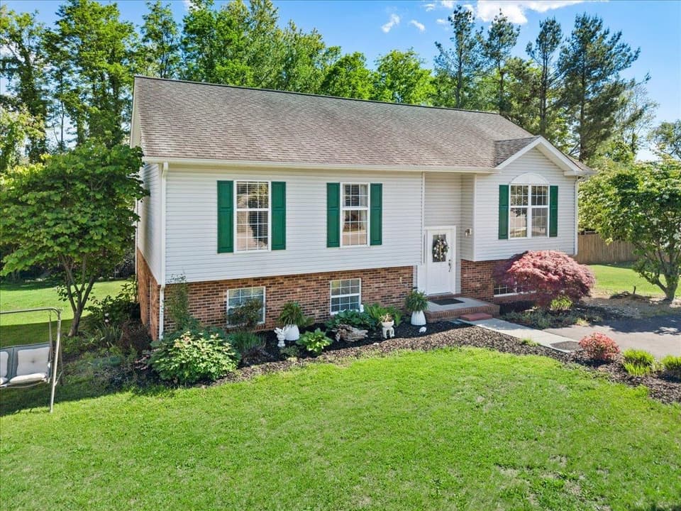 650 Warren Court, photo 4 of 40