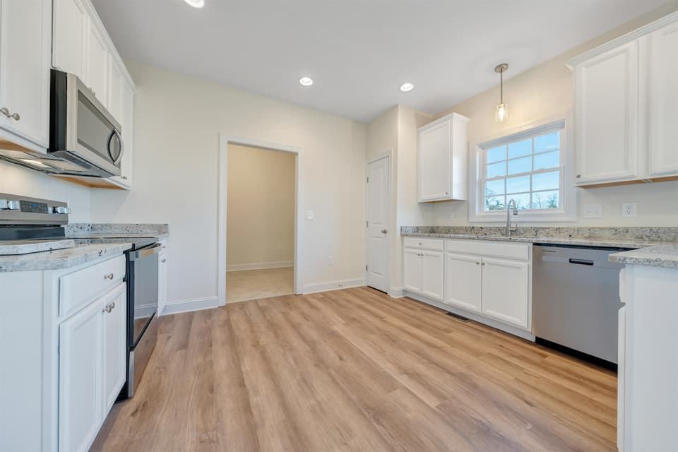 970 Holland Loop, photo 2 of 13