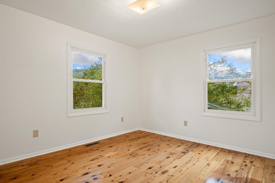 405 Overland Drive, photo 18 of 40