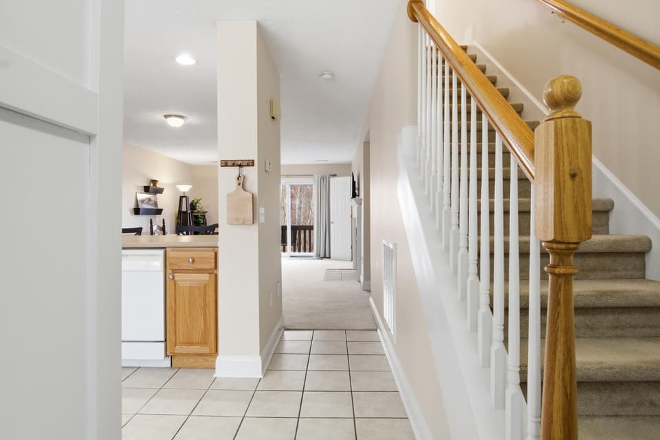565 Oaktree Boulevard, photo 8 of 31