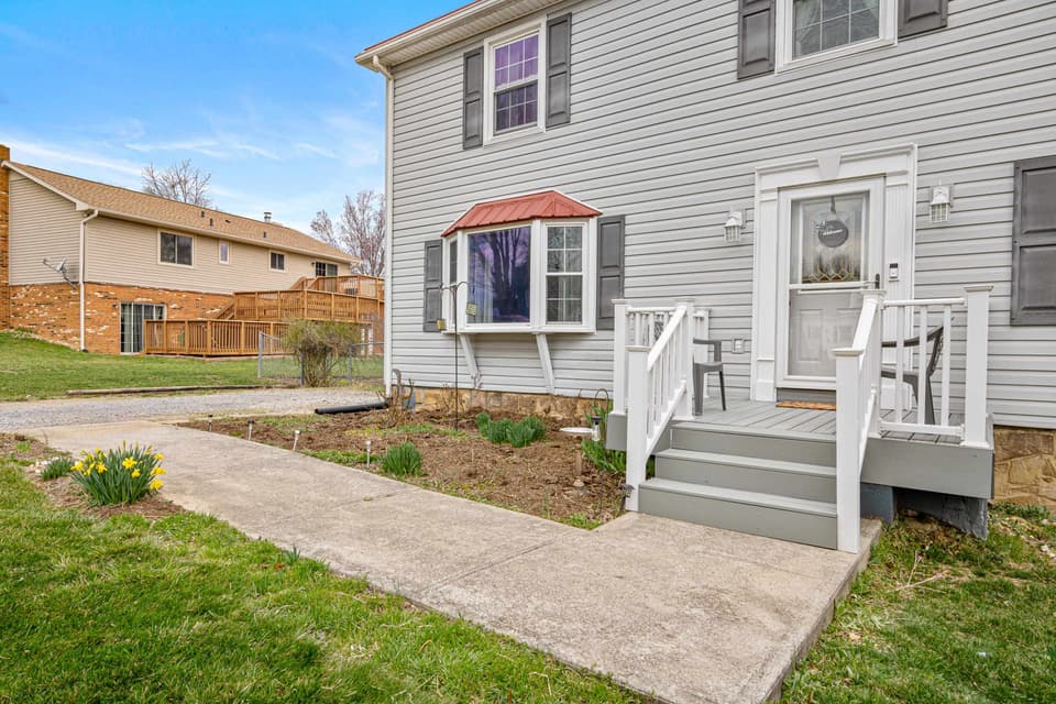 145 Windmill Ridge Road E, photo 2 of 40