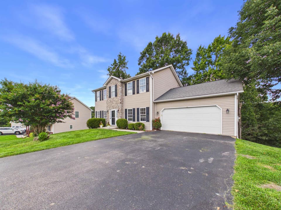 1130 Crosscreek Drive, photo 2 of 40