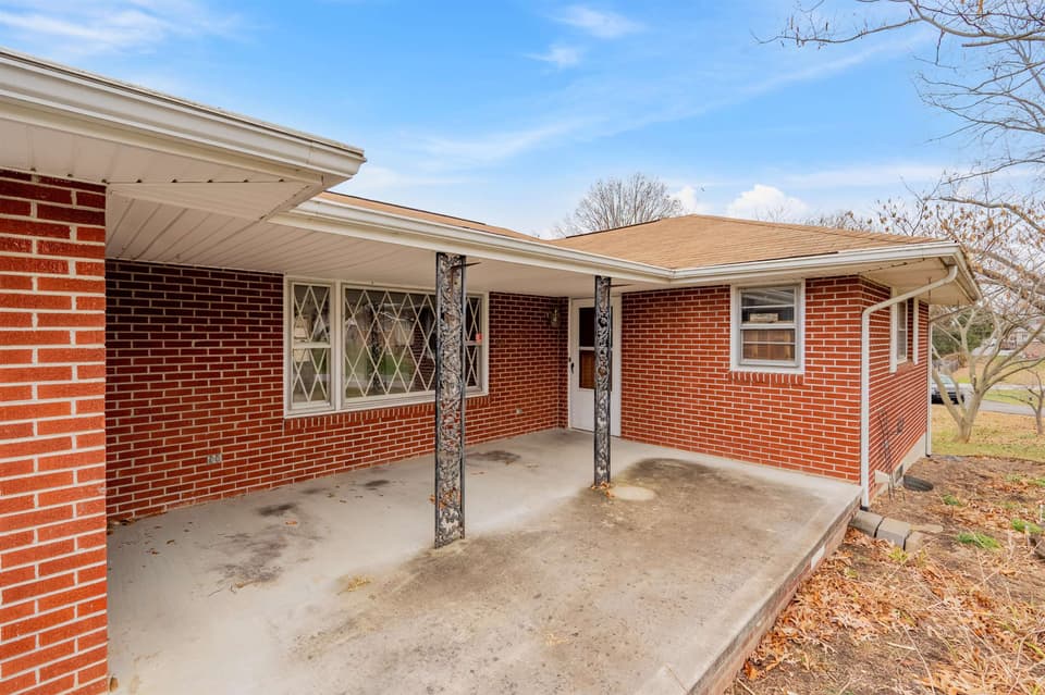 935 Hummingbird Drive SW, photo 4 of 40