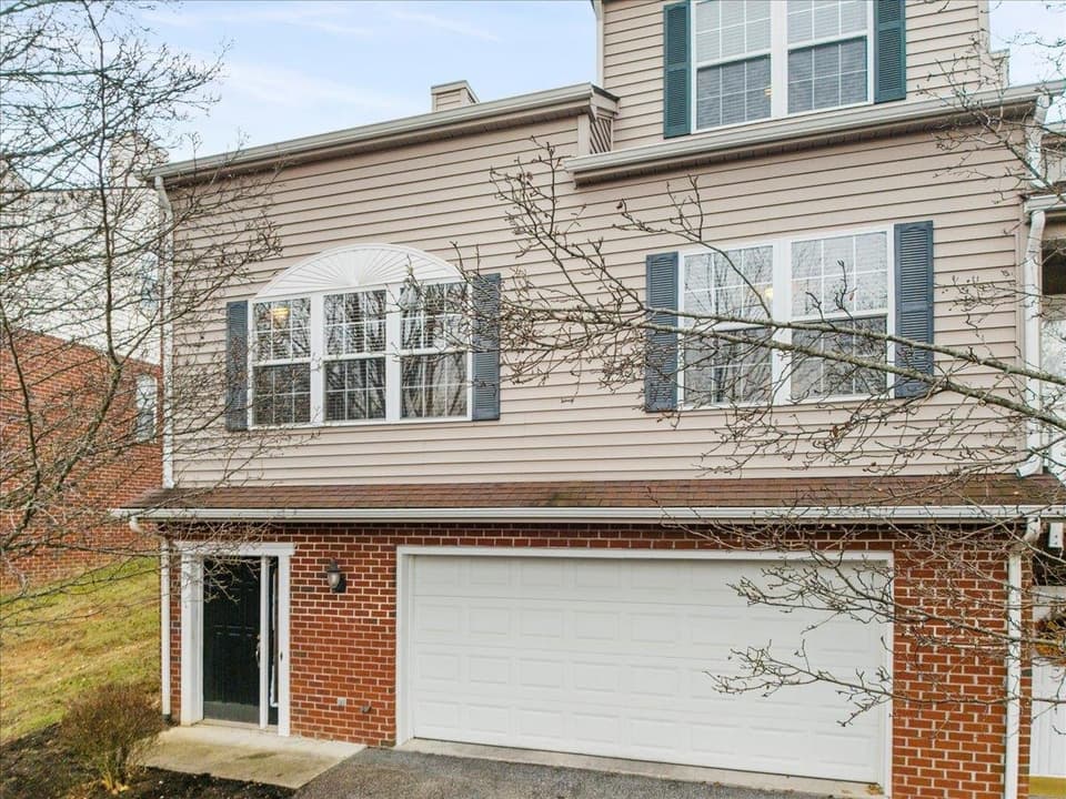 450 Tall Oak Boulevard, photo 3 of 40